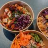 Poke bowl ar kraukšķīgu vistu - Delikatese.lv B2B ēdināšana